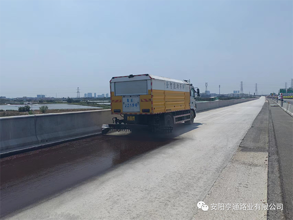 熱烈祝賀我司中江高速稀漿封層、透層試驗段成功