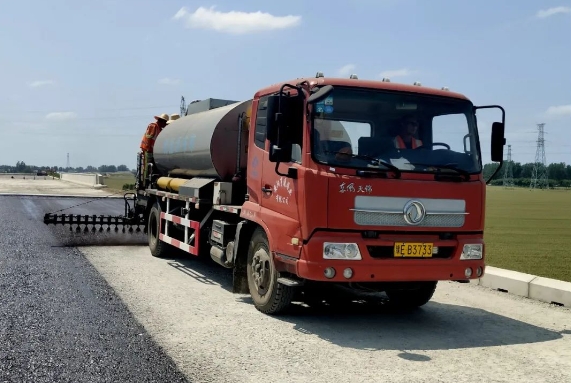 許信高速透層、封層和瀝青下面層試驗(yàn)段攤鋪圓 滿成功