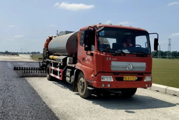 許信高速透層、封層和瀝青下面層試驗(yàn)段攤鋪圓 滿(mǎn)成功